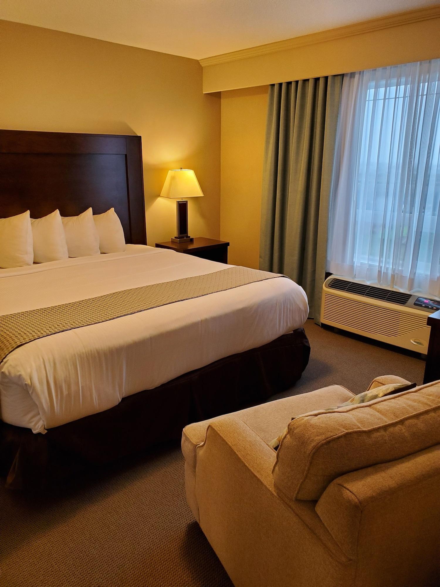 Ramada By Wyndham Emerald Park/regina East Hotel 3*