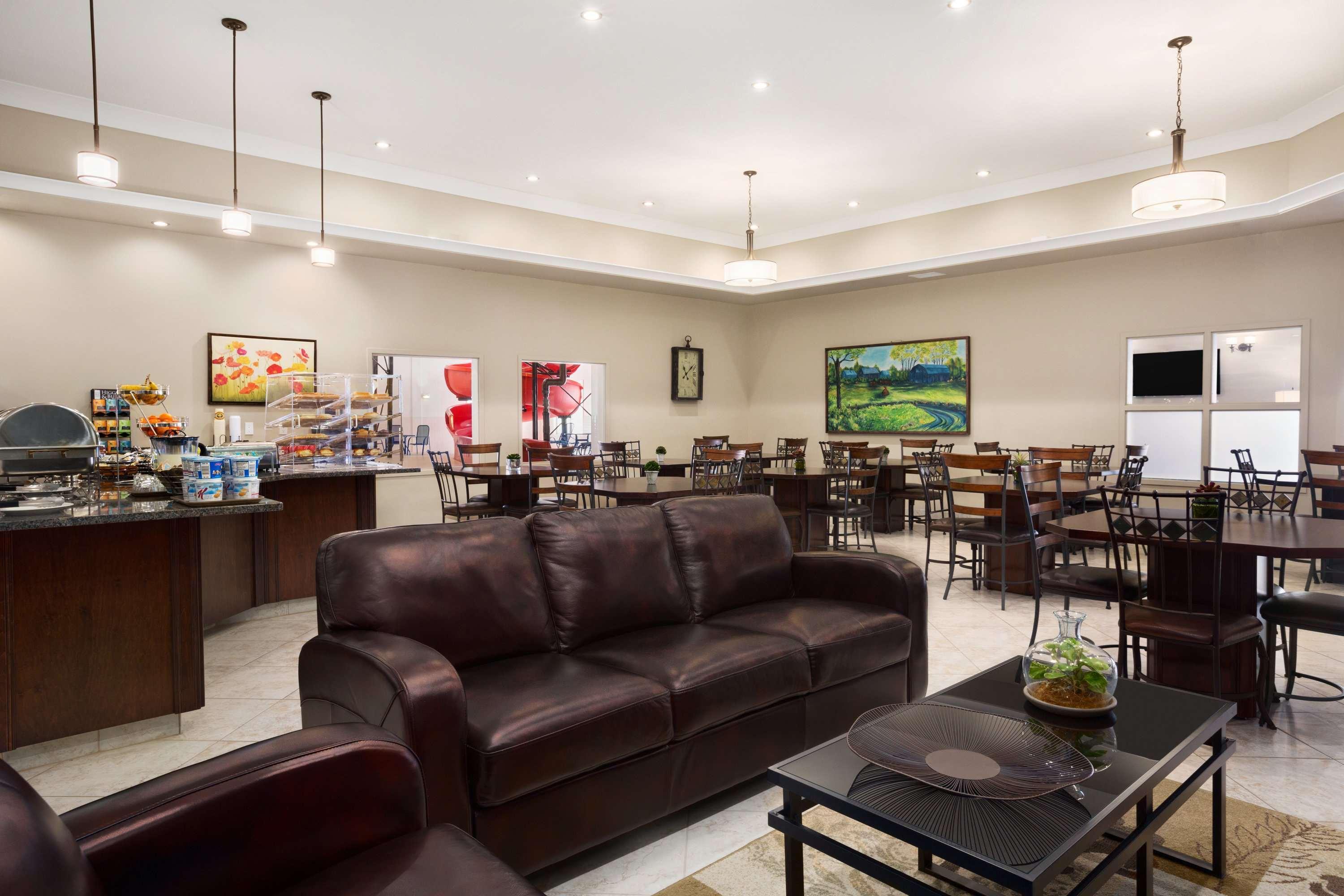 Ramada By Wyndham Emerald Park/regina East Emerald Park
