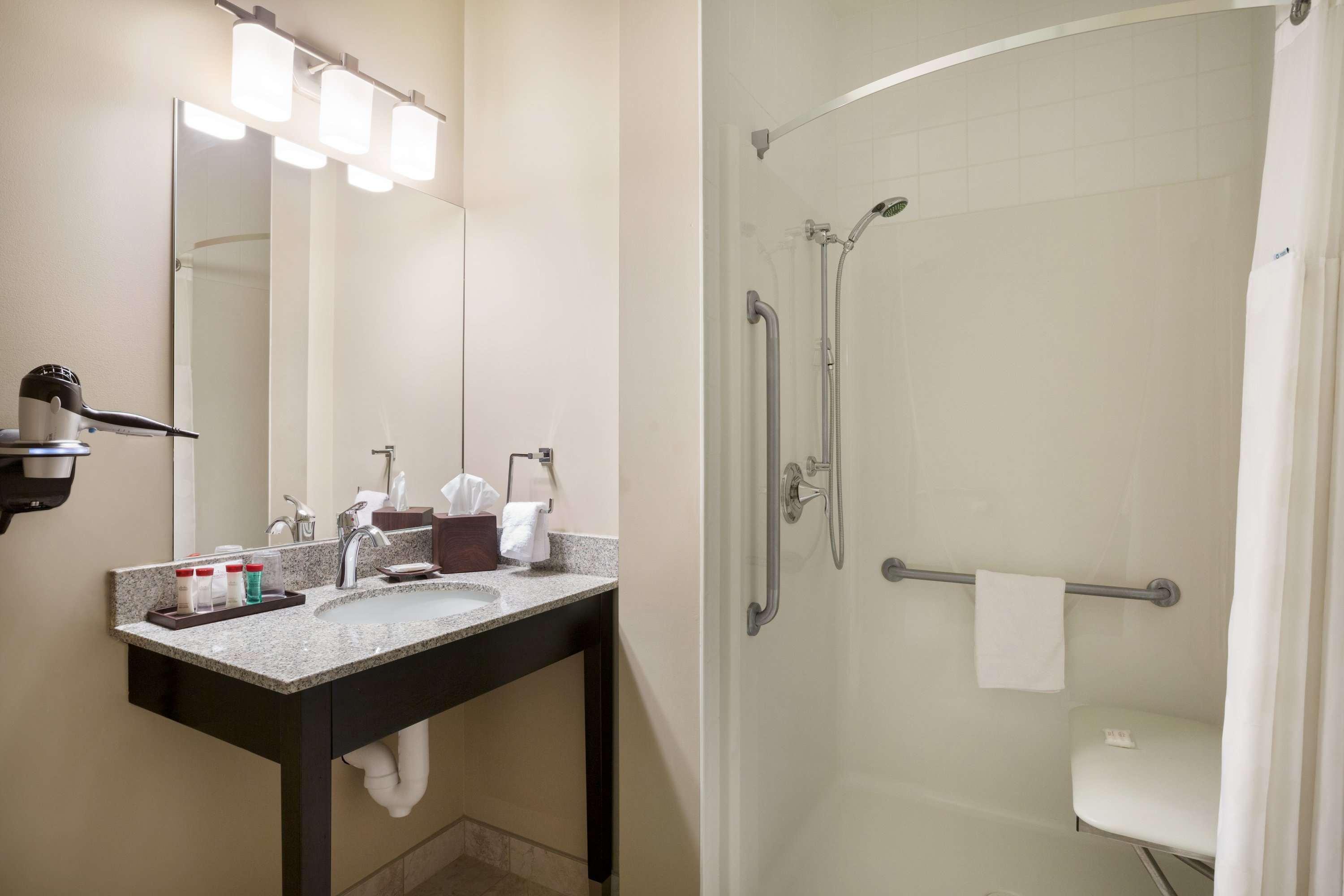 Ramada By Wyndham Emerald Park/regina East 3*