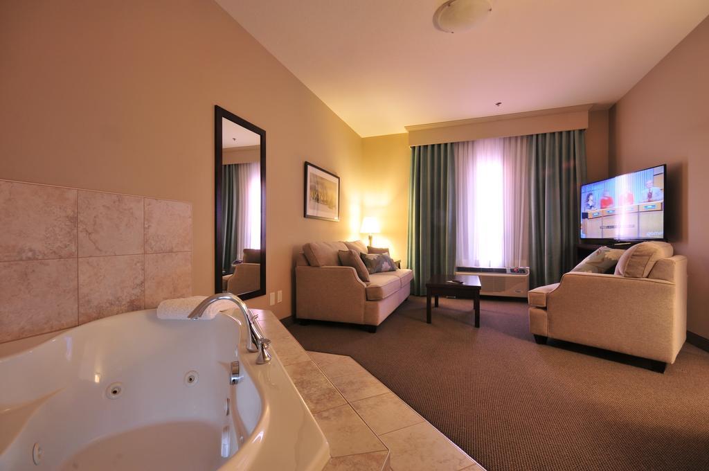 Ramada By Wyndham Emerald Park/regina East Hotel Emerald Park